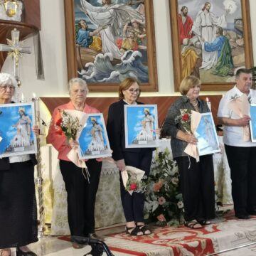 Los feligreses homenajeados en el altar de la Parroquia del Sagrado Corazón con cuadros conmemorativos y ramos de flores