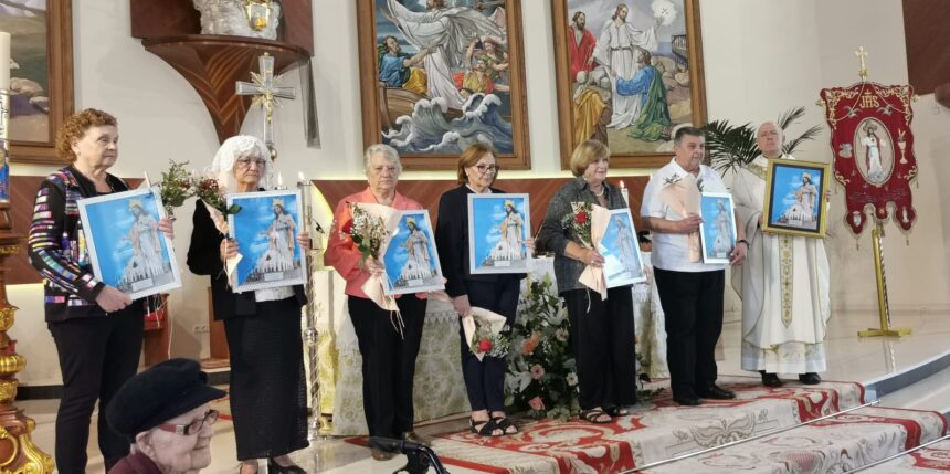 Los feligreses homenajeados en el altar de la Parroquia del Sagrado Corazón con cuadros conmemorativos y ramos de flores