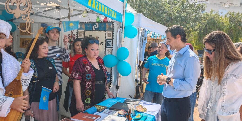 Eduardo Dolón visitando puestos