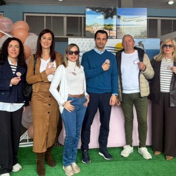 Autoridades locales y representantes del centro con pines de la carrera