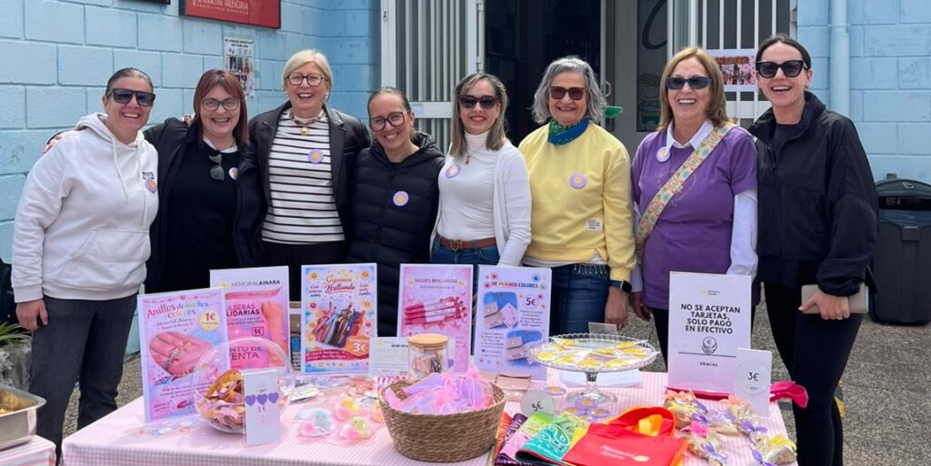 Mujeres alrededor de un stand solidario para recaudar dinero