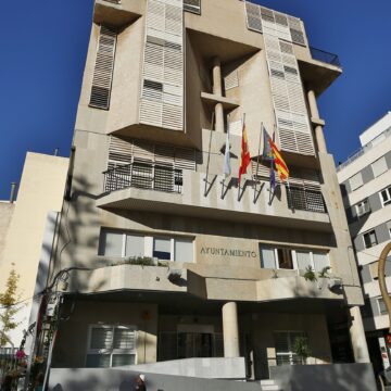 Primer plano de la fachada del Ayuntamiento de Torrevieja