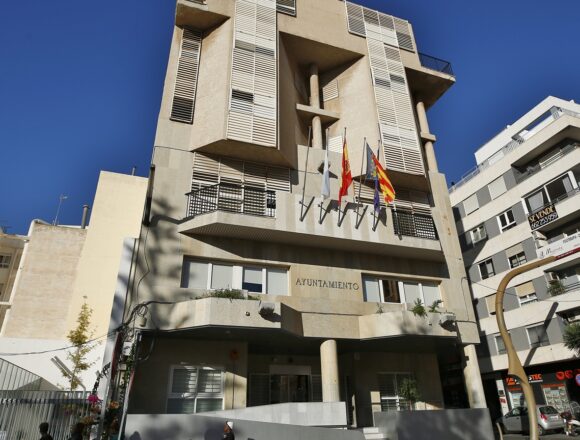 va3458-fachada ayuntamiento torrevieja Primer plano de la fachada del Ayuntamiento de Torrevieja