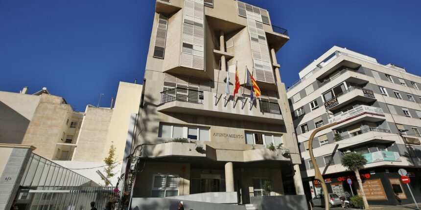 Primer plano de la fachada del Ayuntamiento de Torrevieja