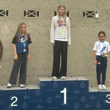 Mía Bernabé en tercer puesto en el podio junto a las otras dos ganadoras