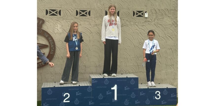 Mía Bernabé en tercer puesto en el podio junto a las otras dos ganadoras