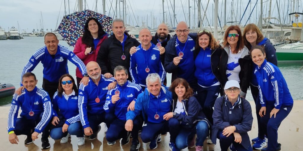 Equipos veteranos masculino con del RCNT con sus medallas