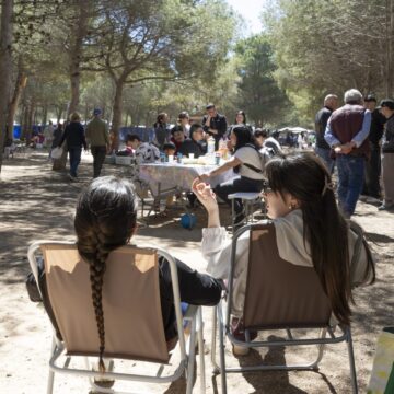 Gente alrededor de una mesa en la acampada de Semana Santa
