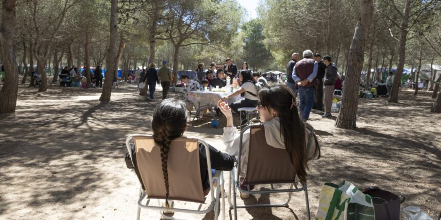 Gente alrededor de una mesa en la acampada de Semana Santa