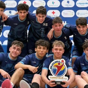 Equipo campeón de baloncesto posando con el trofeo en la International Cup de Torrevieja