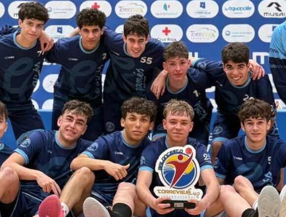 Equipo campeón de baloncesto posando con el trofeo en la International Cup de Torrevieja
