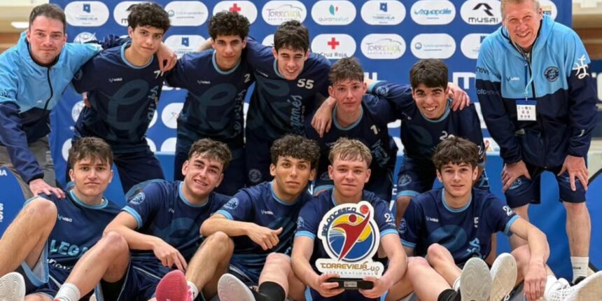 Equipo campeón de baloncesto posando con el trofeo en la International Cup de Torrevieja