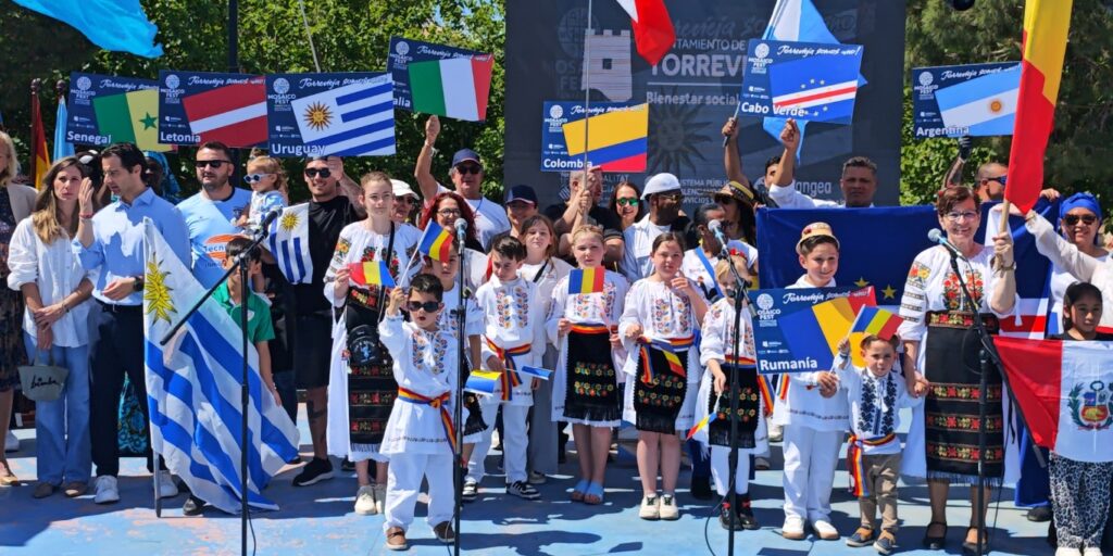 Personas de diversos países sujetando banderas durante el Mosaico Fest de Torrevieja