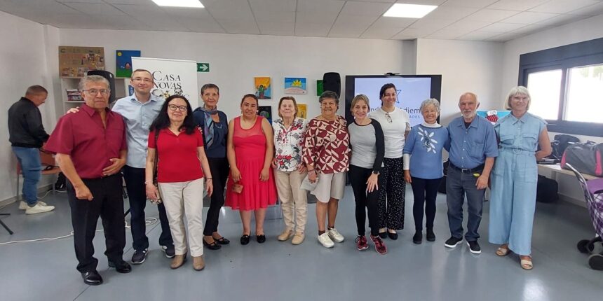 lumnos del Curso de Música Inclusivo de la Asociación Francisco Casanovas se reúnen junto a los organizadores tras su concierto en el Centro de Día "Torrenova" de ADIEM
