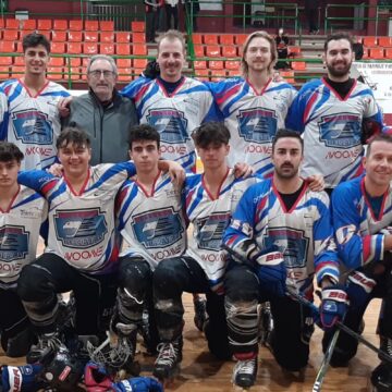Integrantes del equipo sénior de Halcones de Torrevieja sobre la pista tras finalizar la Liga Nacional Plata de hockey línea en tercera posición