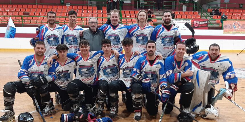 Integrantes del equipo sénior de Halcones de Torrevieja sobre la pista tras finalizar la Liga Nacional Plata de hockey línea en tercera posición