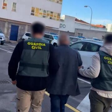 Guardia civil escortando al individuo
