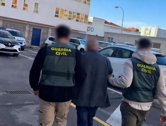 Guardia civil escortando al individuo