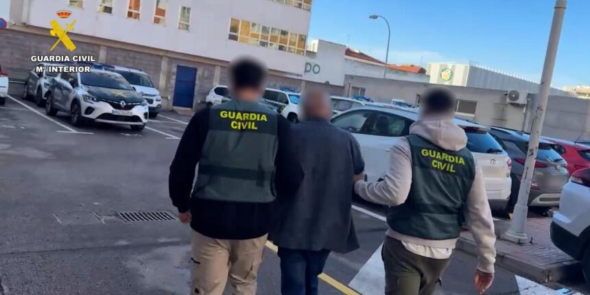Guardia civil escortando al individuo