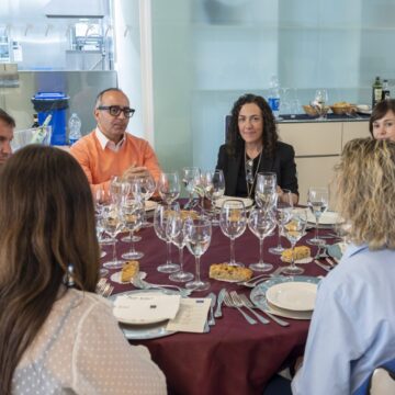 Comensales y autoridades sentados en una mesa redonda durante la comida de hermandad de la Asociación de Hostelería de Torrevieja
