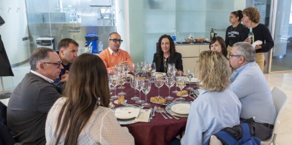 Comensales y autoridades sentados en una mesa redonda durante la comida de hermandad de la Asociación de Hostelería de Torrevieja