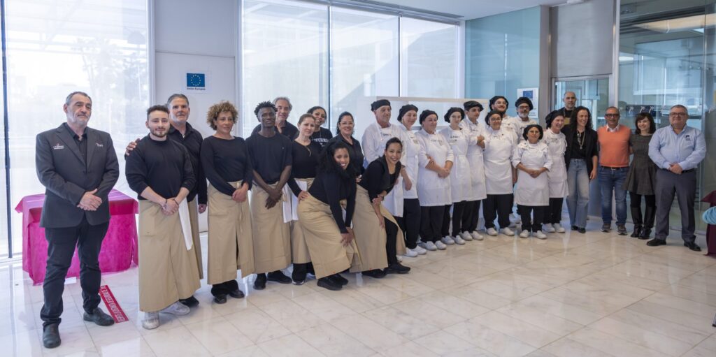 Asistentes, personal de cocina y autoridades en el encuentro anual de la Asociación de Hostelería en el CDT