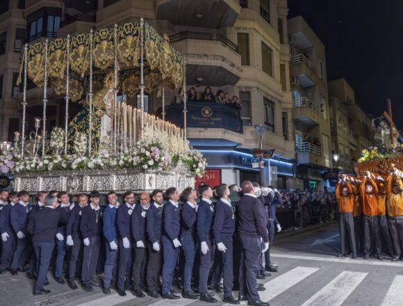 Encuentro en la Vía Dolorosa de la Semana Santa de Torrevieja con los pasos de Jesús de la Caída y la Virgen de la Esperanza