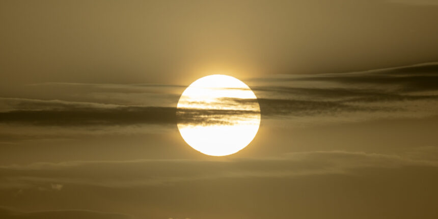 va3458-el tiempo Nubes escasas de agua en frente del sol en el cielo