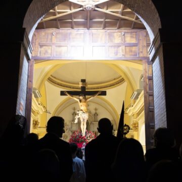 va3458-semana santa Fieles contemplando la imagen del Cristo Crucificado desde el umbral de la Iglesia