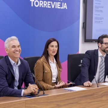 Rosa Cañón, Federico Alarcón y Jesús Mesones durante la rueda de prensa de presentación del programa municipal "Salud emocional en primera línea"