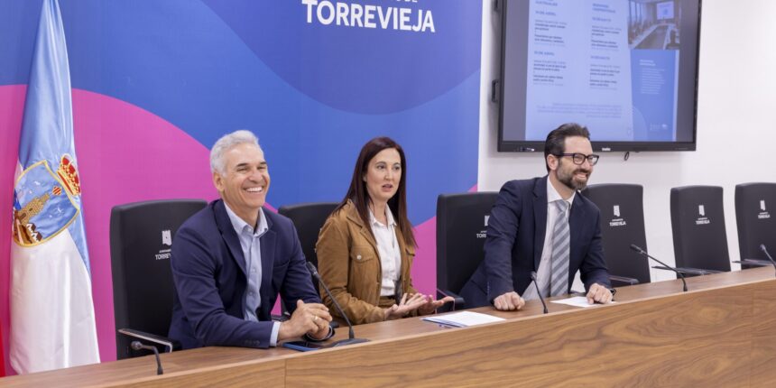 Rosa Cañón, Federico Alarcón y Jesús Mesones durante la rueda de prensa de presentación del programa municipal "Salud emocional en primera línea"