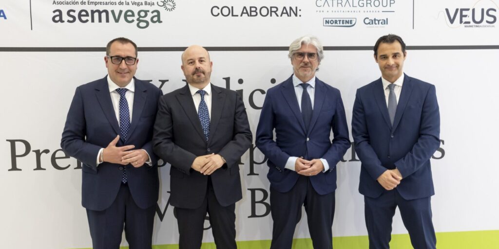 Representantes institucionales ante el panel oficial de la gala de los X Premios Empresariales Vega Baja