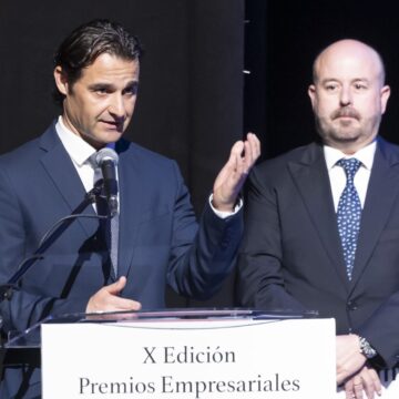 El alcalde Eduardo Dolón interviene en el atril durante la X Edición de los Premios Empresariales de la Vega Baja en Torrevieja.