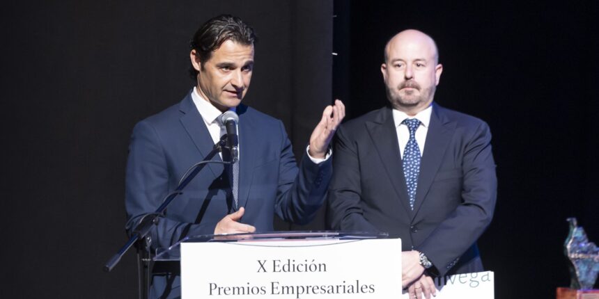 El alcalde Eduardo Dolón interviene en el atril durante la X Edición de los Premios Empresariales de la Vega Baja en Torrevieja.