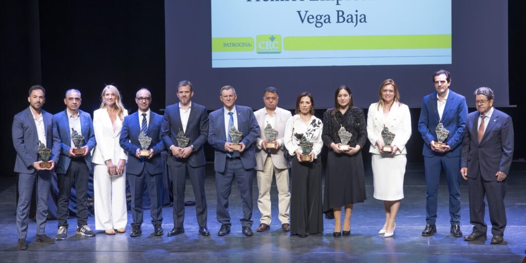 Los premiados y autoridades con sus premios sobre el escenario del Centro Cultural “Virgen del Carmen”