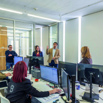 Eduardo Dolón junto a Domingo Paredes y María José Ruiz durante su visita al edificio multiusos de Torrevieja