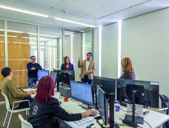 Eduardo Dolón junto a Domingo Paredes y María José Ruiz durante su visita al edificio multiusos de Torrevieja