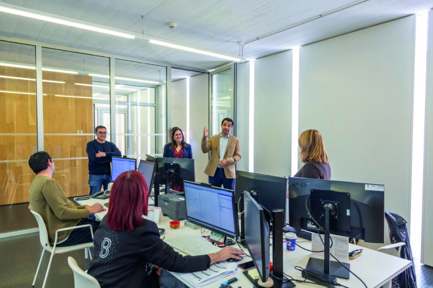 Eduardo Dolón junto a Domingo Paredes y María José Ruiz durante su visita al edificio multiusos de Torrevieja