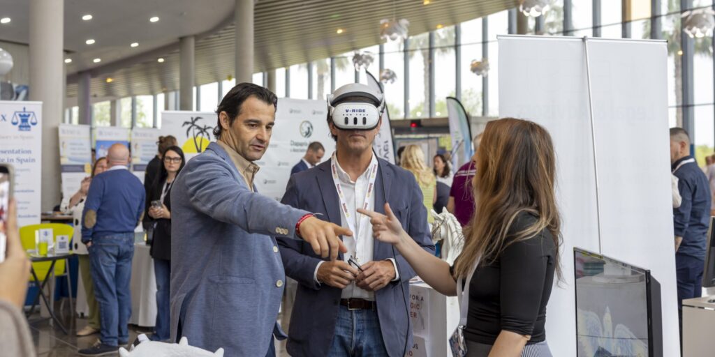 Visitantes y autoridades exploran los puestos tecnológicos de la feria