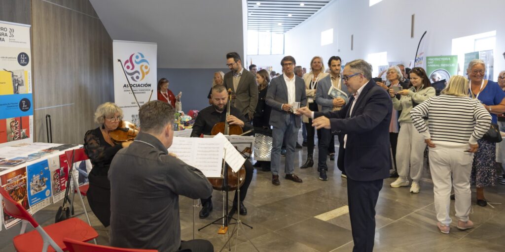 Un trío de cuerda de la Casanovas Orquesta ameniza la jornada ferial entre los numerosos expositores y asistentes