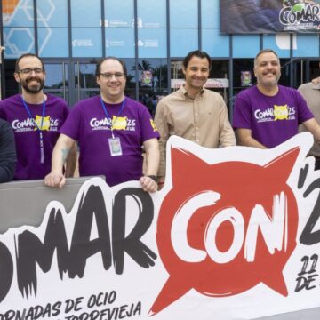Representantes institucionales de Torrevieja y miembros de la organización junto a un cartel de la ComarCON