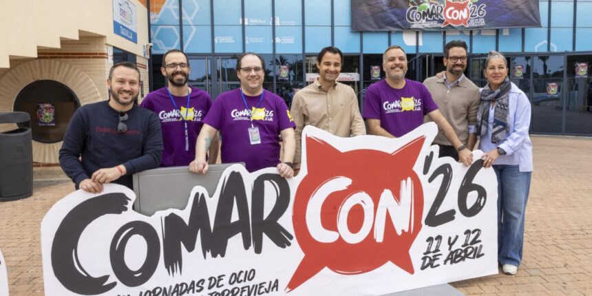 Representantes institucionales de Torrevieja y miembros de la organización junto a un cartel de la ComarCON