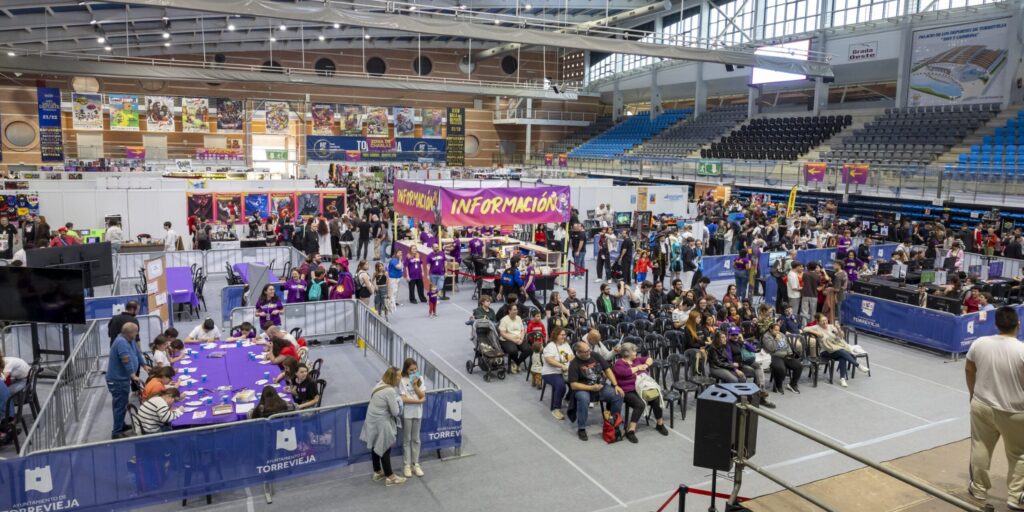 Palacio de los deportes repleto de gente durante la ComarCON