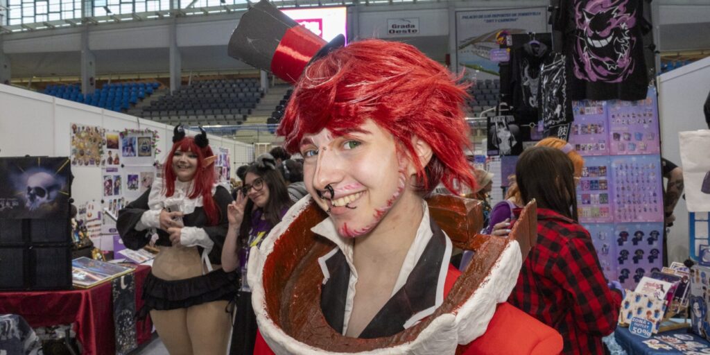 Cosplayer vestido del personaje popular Caine de la serie indie "The Amazing Digital Circus"