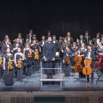 La Joven Orquesta Sinfónica de Torrevieja posa en el escenario del Centro Cultural Virgen del Carmen