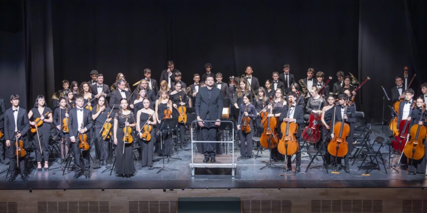 La Joven Orquesta Sinfónica de Torrevieja posa en el escenario del Centro Cultural Virgen del Carmen