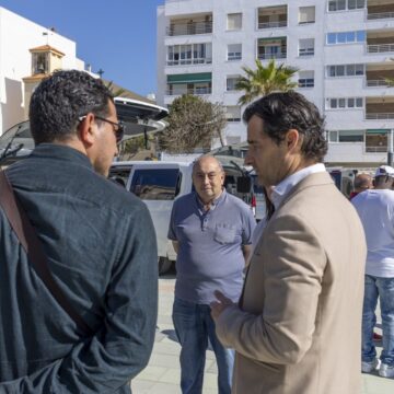 El alcalde Eduardo Dolón y el concejal Antonio Vidal conversan con taxistas durante la presentación de los nuevos eurotaxis