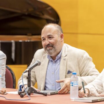 El autor Marco Antonio Torres Mazón presenta su libro «Luz de Esperanza y Triunfo» junto al concejal José Antonio Quesada y la presidenta Ana Isabel Ferrándiz en el Palacio de la Música
