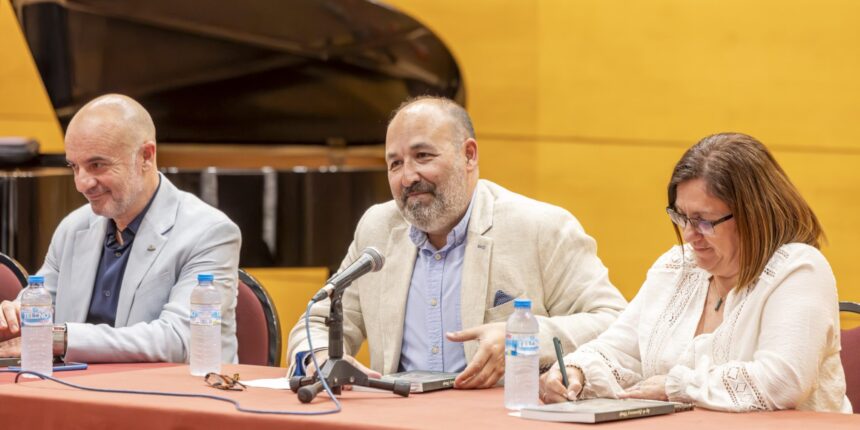 El autor Marco Antonio Torres Mazón presenta su libro «Luz de Esperanza y Triunfo» junto al concejal José Antonio Quesada y la presidenta Ana Isabel Ferrándiz en el Palacio de la Música