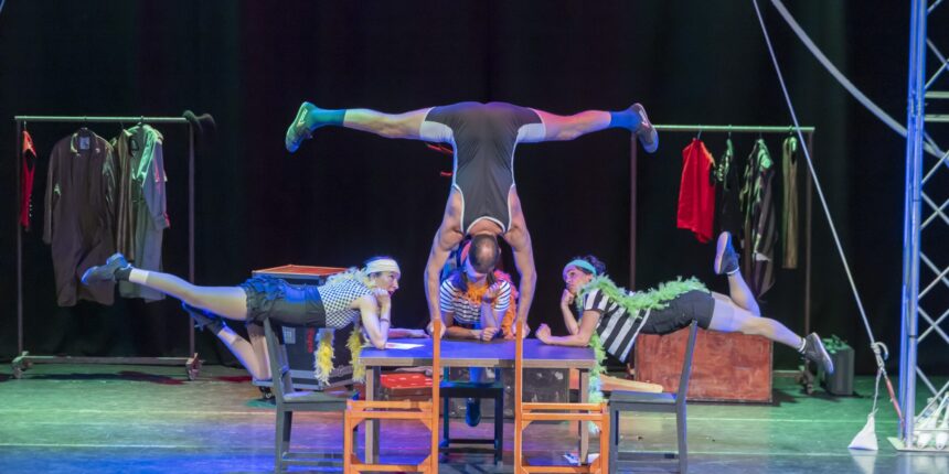 Cuatro intérpretes durante la obra "La Premiere"